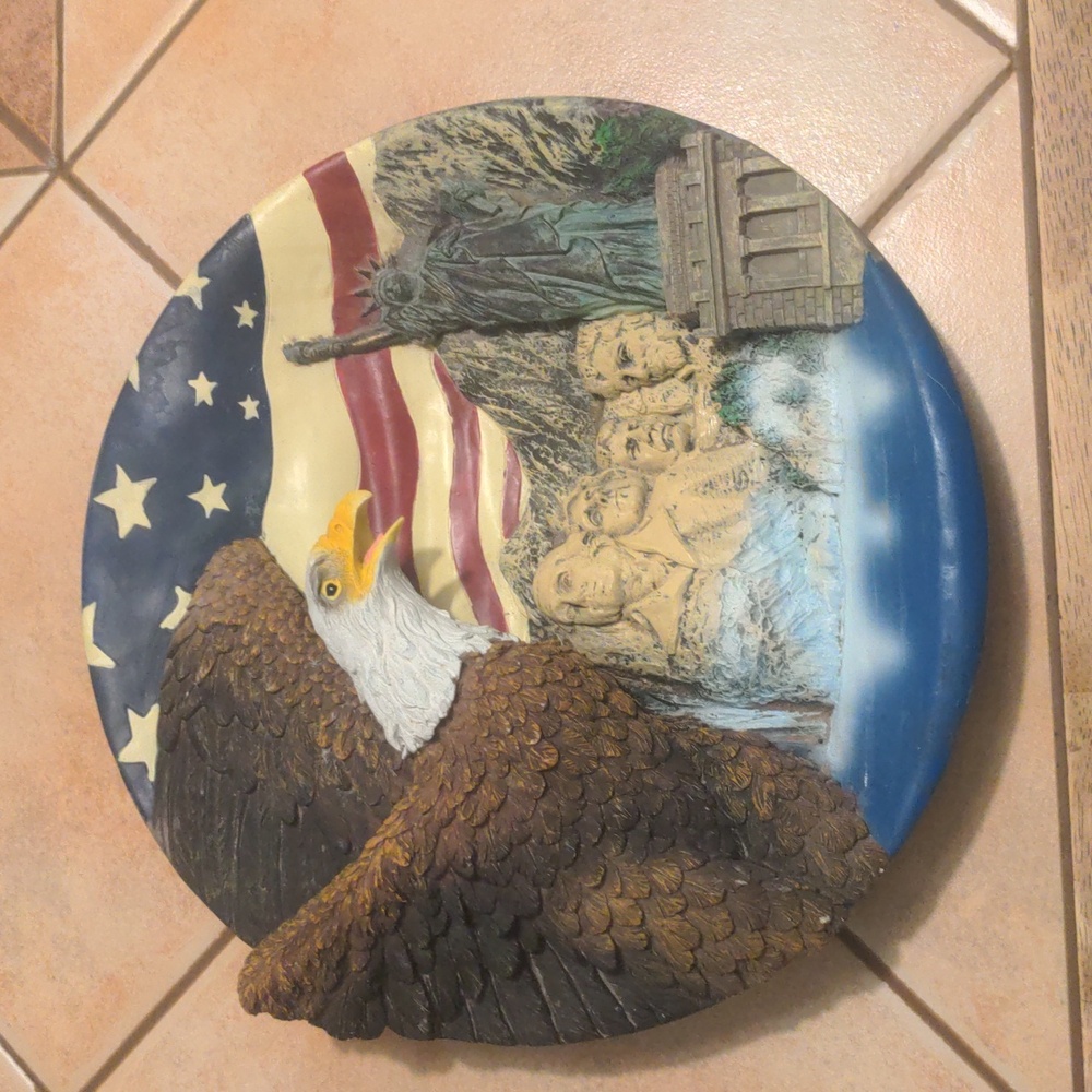 Young's Inc. 2002 Patriotic 3D Decorative Plate